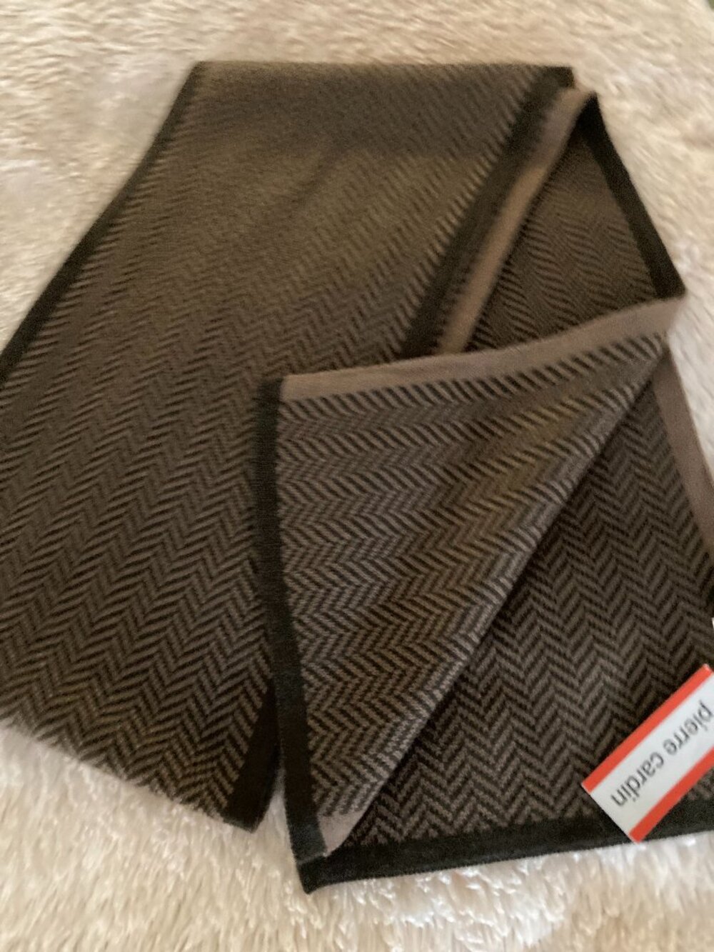 NEW PIERRE CARDIN  SCARF 8 X 66   UNISEX
